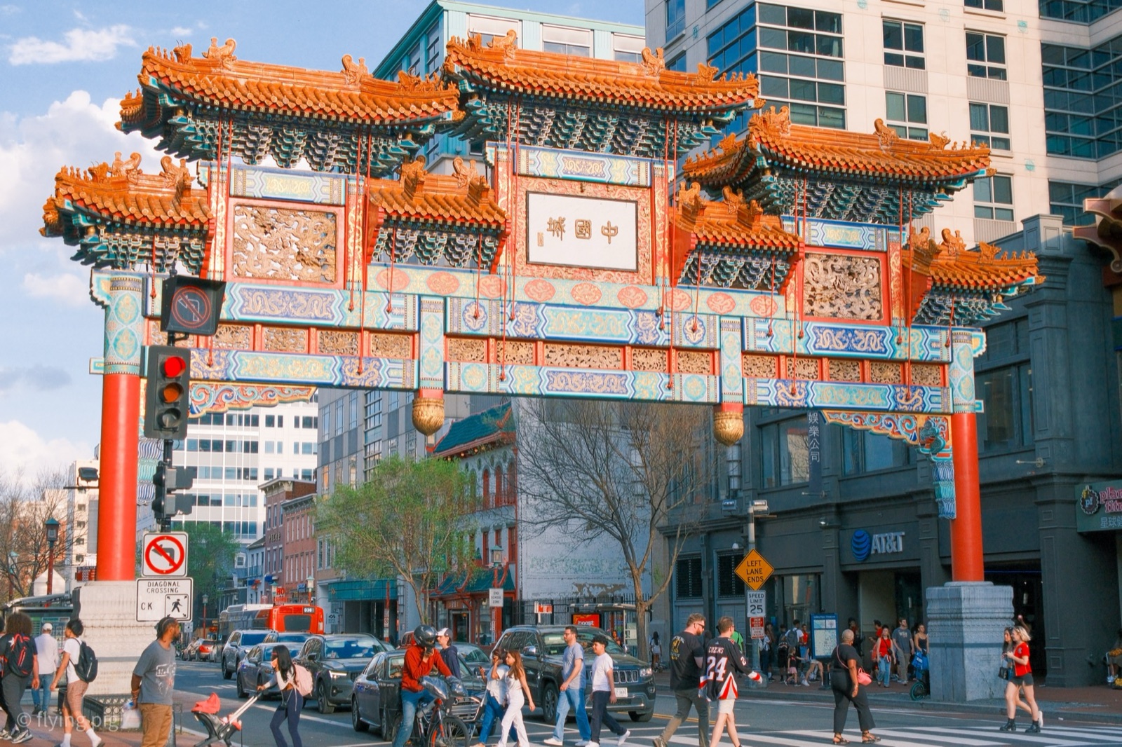 唐人街牌楼，给这座城市加了一点亚洲的声调。