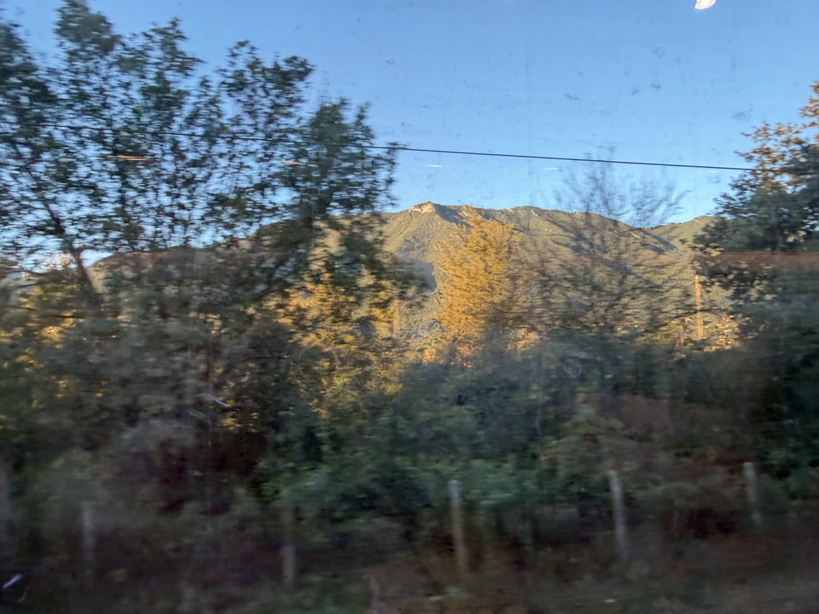 火车窗外的山景