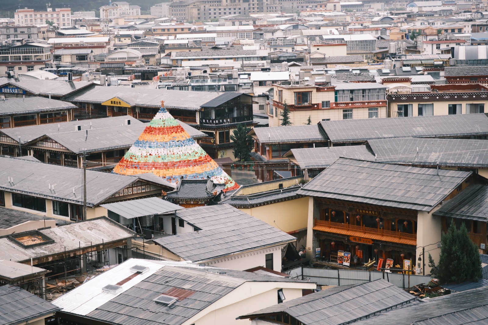顺着山坡铺开的屋顶