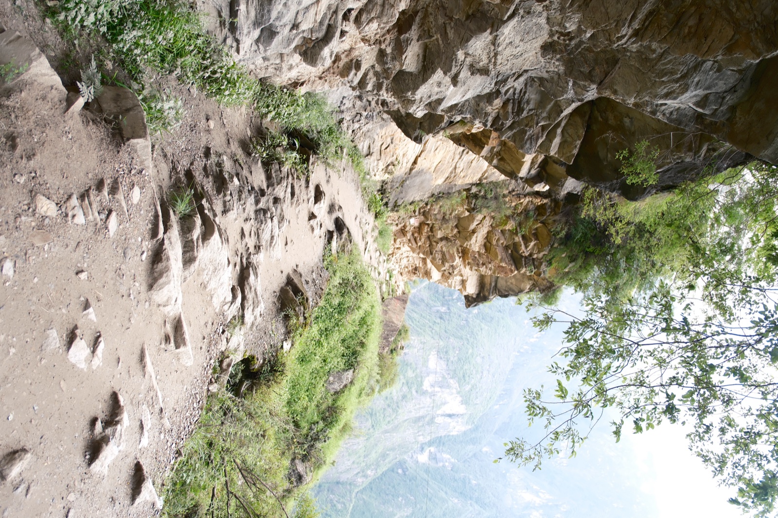 虎跳峡的山势