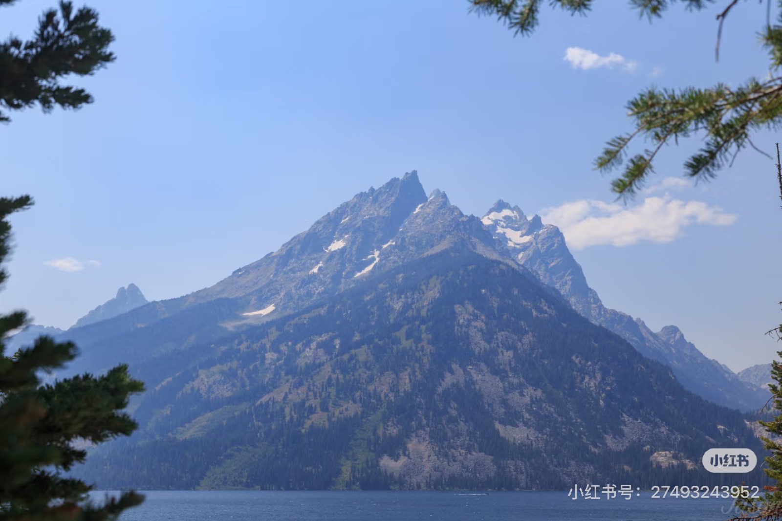 湖岸远眺大提顿山峰。